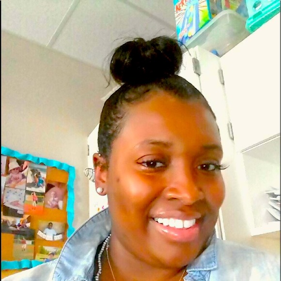 Meet your Posher, Nikki Todd 🎀ThePinkLadyHouse🎀 - Picture 4 of 13